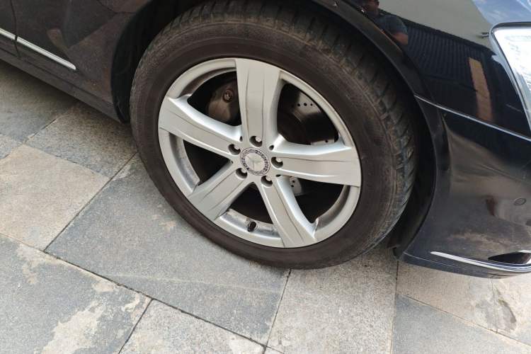 Used Mercedes-Benz S-Class 2010 S 300 L Luxury Model Right Front Wheel Hub