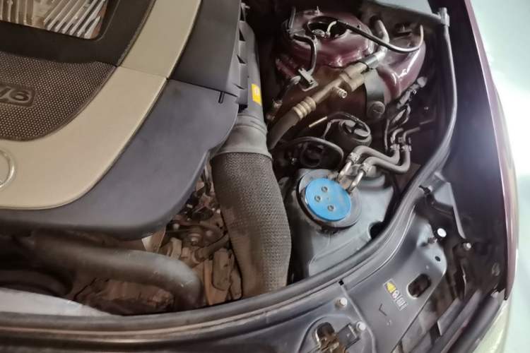 Used Mercedes-Benz S-Class 2010 S 400 L HYBRID Engine Bay Left