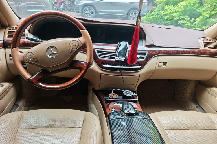 Used Mercedes-Benz S-Class 2011 S 350 L CGI 4MATIC Center Console