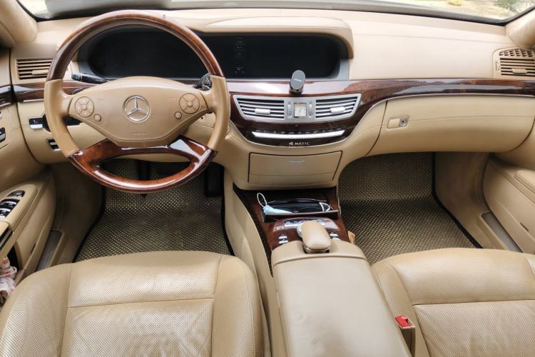 Used Mercedes-Benz S-Class 2011 S 500 L CGI 4MATIC Center Console