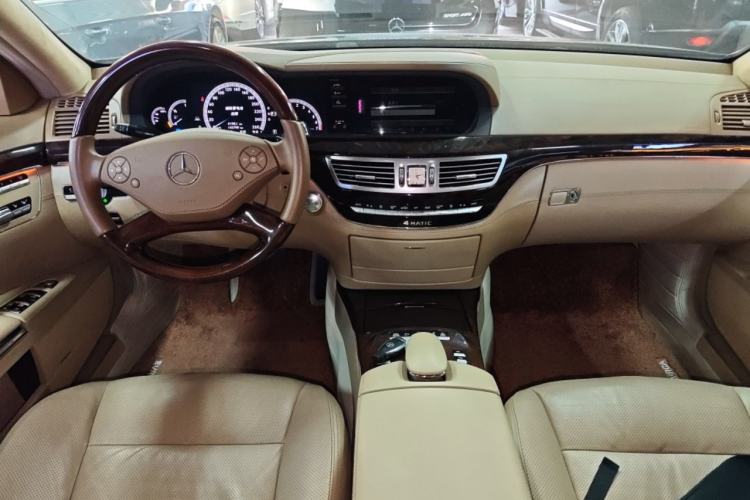 Used Mercedes-Benz S-Class 2011 S 500 L CGI 4MATIC Center Console