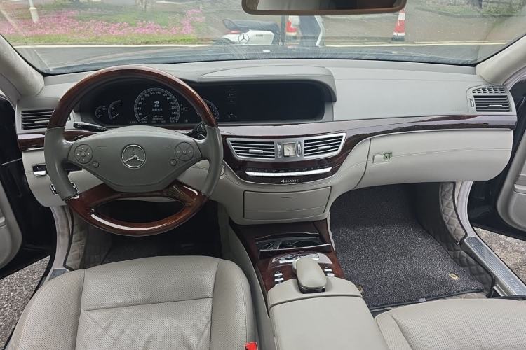 Used Mercedes-Benz S-Class 2011 S 500 L CGI 4MATIC Center Console