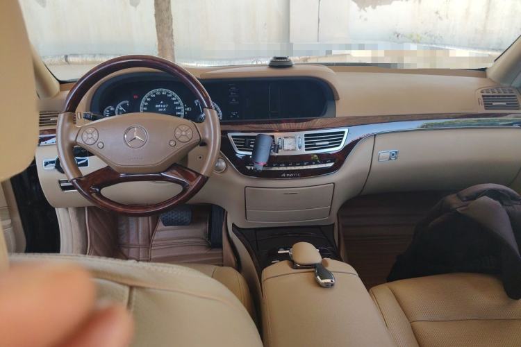 Used Mercedes-Benz S-Class 2011 S 350 L CGI 4MATIC Center Console