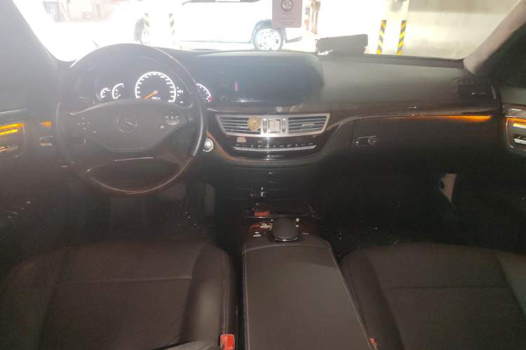 Used Mercedes-Benz S-Class 2011 S 500 L CGI 4MATIC Center Console