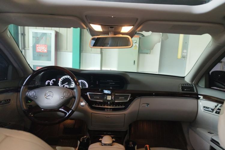 Used Mercedes-Benz S-Class 2011 S 350 L CGI 4MATIC Center Console