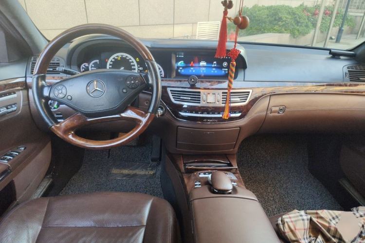 Used Mercedes-Benz S-Class 2011 S 500 L CGI 4MATIC Center Console