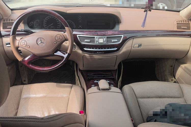 Used Mercedes-Benz S-Class 2011 S 500 L CGI 4MATIC Center Console