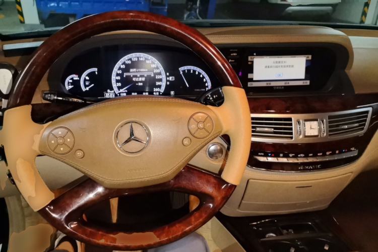 Used Mercedes-Benz S-Class 2011 S 500 L CGI 4MATIC Center Console