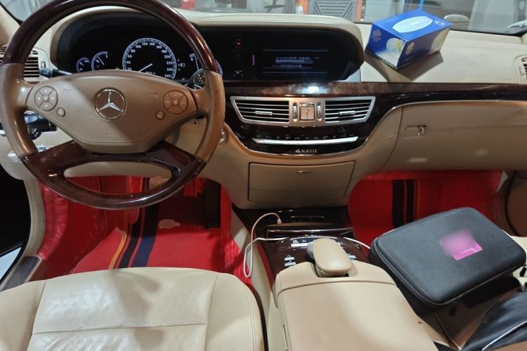Used Mercedes-Benz S-Class 2011 S 500 L CGI 4MATIC Center Console