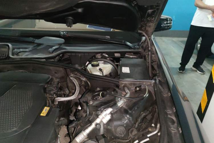 Used Mercedes-Benz S-Class 2011 S 350 L CGI Engine Bay Left