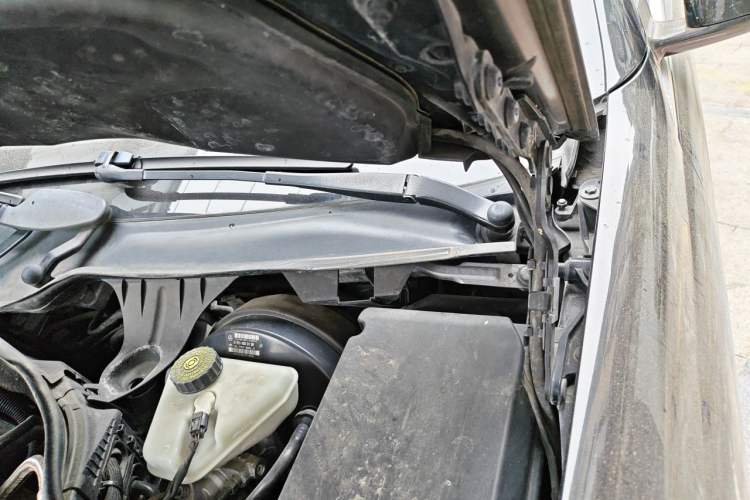 Used Mercedes-Benz S-Class  Engine Bay Left