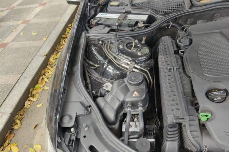 Used Mercedes-Benz S-Class 2011 S 350 L CGI Engine Bay Right