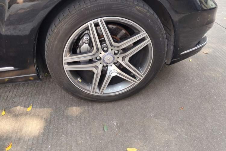 Used Mercedes-Benz S-Class 2011 S 350 L CGI Right Front Wheel Hub