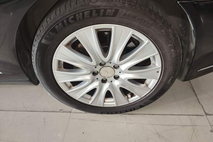 Used Mercedes-Benz S-Class 2011 S 350 L CGI Right Front Wheel Hub