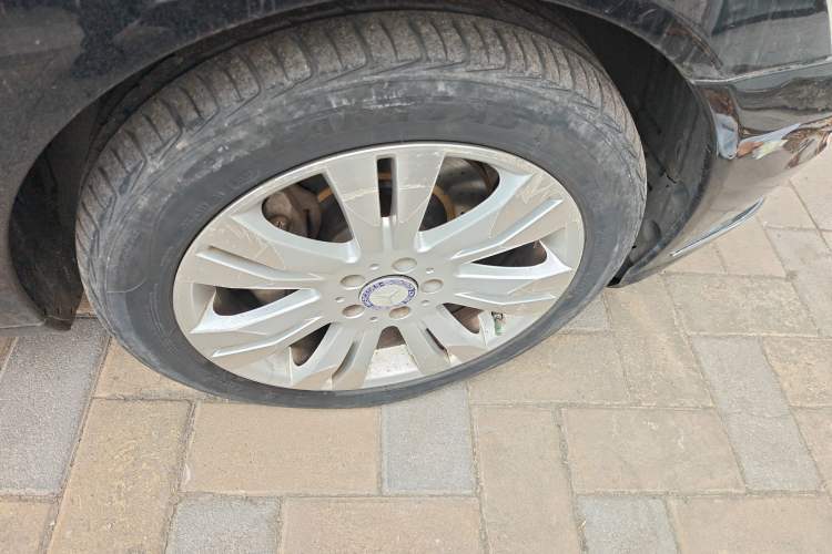 Used Mercedes-Benz S-Class 2011 S 350 L CGI 4MATIC Right Front Wheel Hub