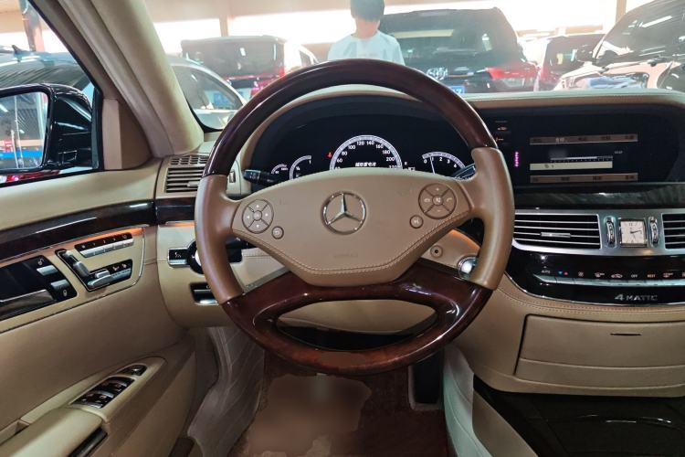 Used Mercedes-Benz S-Class 2011 S 500 L CGI 4MATIC Steering Wheel