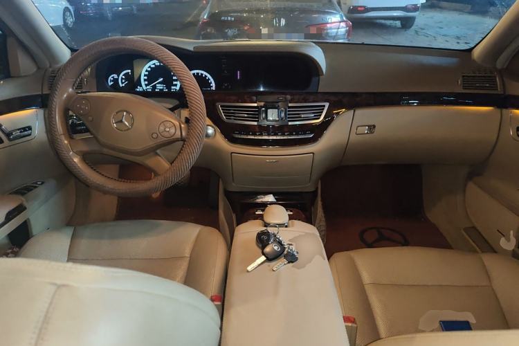 Used Mercedes-Benz S-Class 2011 S 350 L CGI Center Console