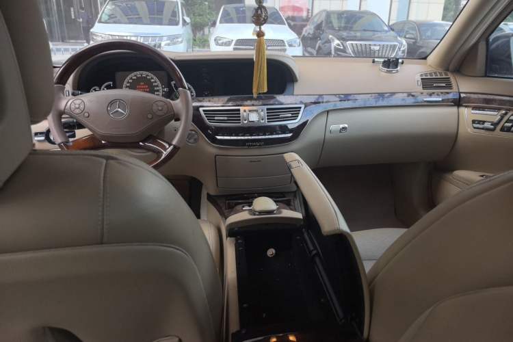 Used Mercedes-Benz S-Class 2012 S 400 L HYBRID Grand Edition Center Console