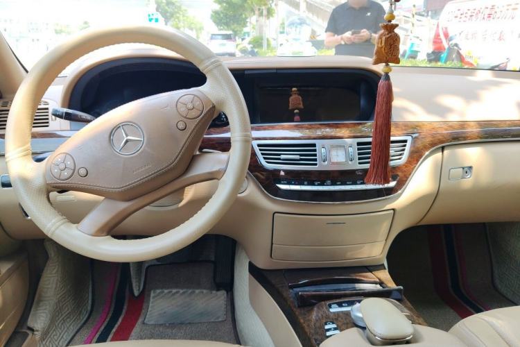 Used Mercedes-Benz S-Class 2012 S 300 L Business-Class Grand Edition Center Console