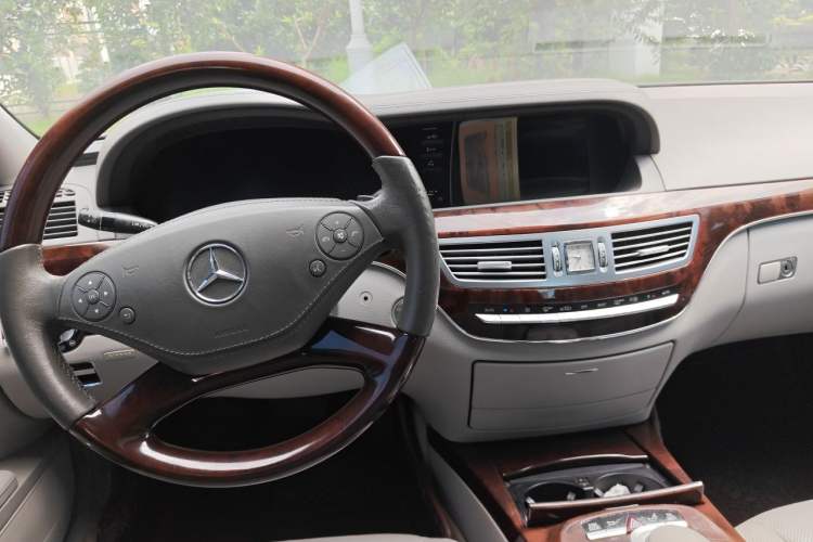 Used Mercedes-Benz S-Class 2012 S 350 L 4MATIC Grand Edition Center Console