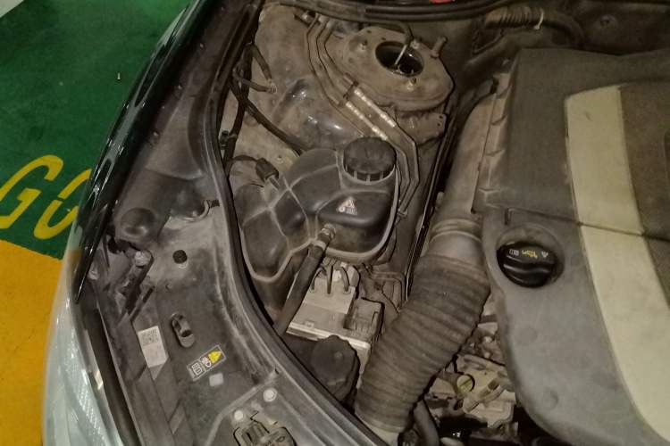 Used Mercedes-Benz S-Class 2012 S 300 L Prestige Grand Edition Engine Bay Right
