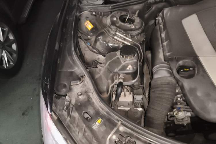 Used Mercedes-Benz S-Class 2012 S 300 L Business-Class Grand Edition Engine Bay Right