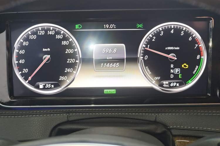 Used Mercedes-Benz S-Class 2014 S 400 L HYBRID Odometer Close Up