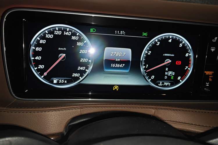 Used Mercedes-Benz S-Class 2014 S 320 L Business Model Odometer Close Up