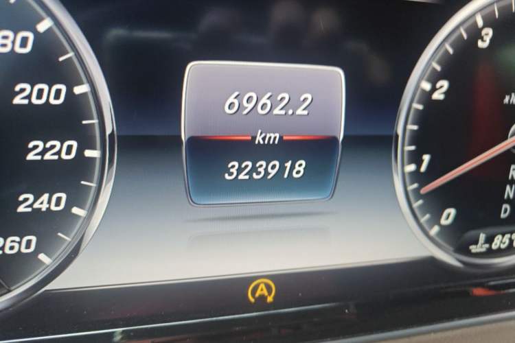 Used Mercedes-Benz S-Class 2014 S 320 L Business Model Odometer Close Up