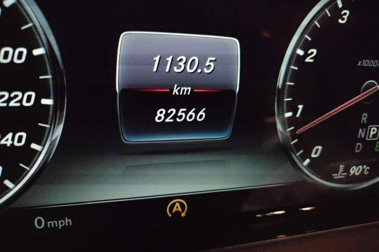 Used Mercedes-Benz S-Class 2014 S 320 L Business Model Odometer Close Up