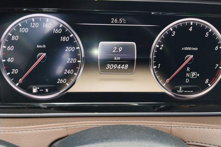 Used Mercedes-Benz S-Class 2014 S 500 L Odometer Close Up