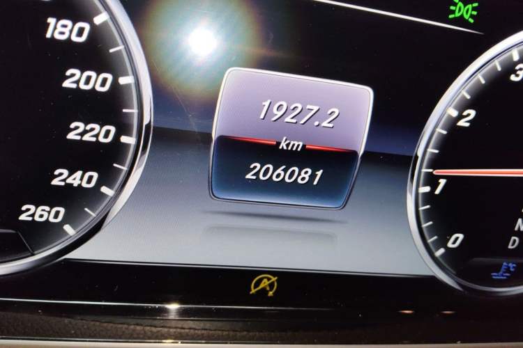 Used Mercedes-Benz S-Class 2014 S 320 L Business Model Odometer Close Up