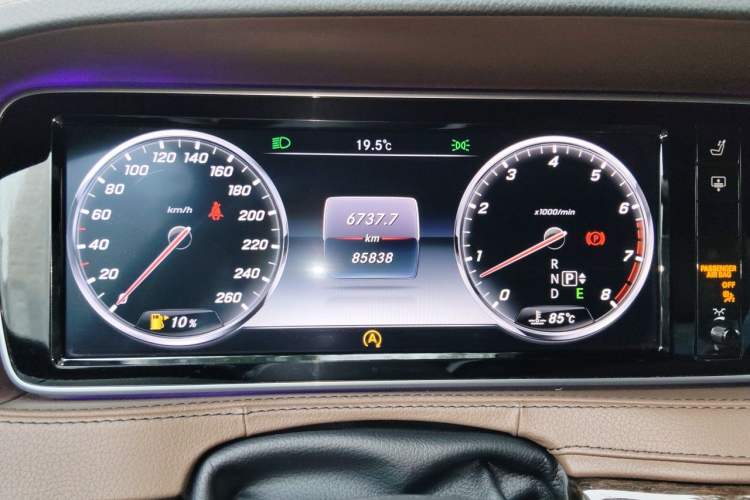 Used Mercedes-Benz S-Class 2014 S 320 L Business Model Odometer Close Up