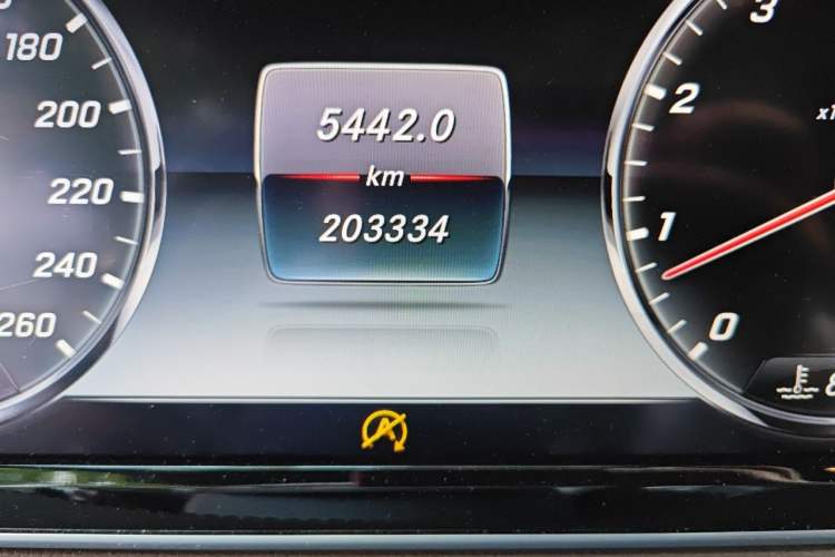 Used Mercedes-Benz S-Class 2014 S 320 L Business Model Odometer Close Up