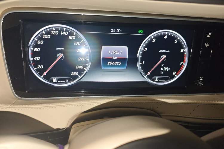 Used Mercedes-Benz S-Class 2014 S 320 L Business Model Odometer Close Up