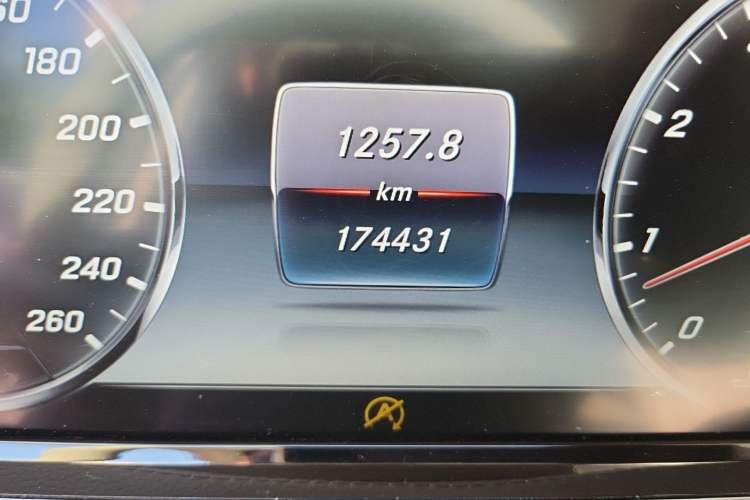 Used Mercedes-Benz S-Class 2014 S 320 L Business Model Odometer Close Up