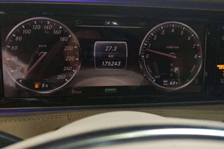 Used Mercedes-Benz S-Class 2014 S 400 L HYBRID Odometer Close Up