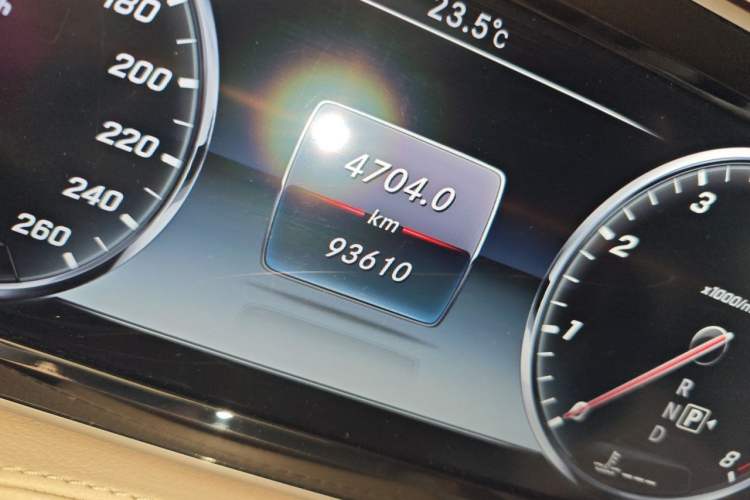 Used Mercedes-Benz S-Class 2014 S 320 L Business Model Odometer Close Up