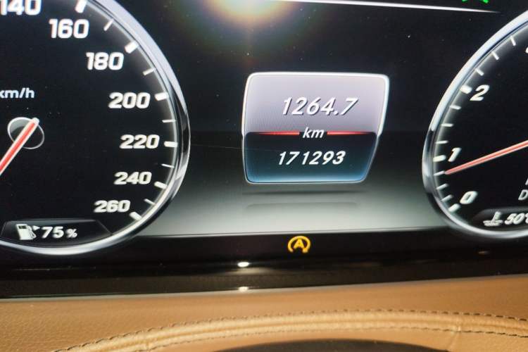 Used Mercedes-Benz S-Class 2014 S 320 L Business Model Odometer Close Up