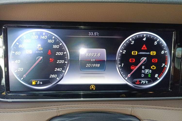 Used Mercedes-Benz S-Class 2014 S 320 L Business Model Odometer Close Up