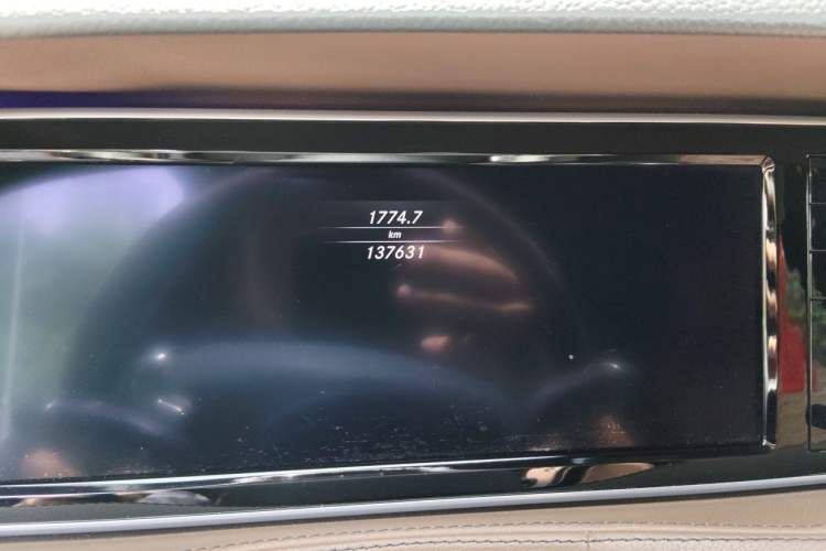 Used Mercedes-Benz S-Class 2014 S 400 L HYBRID Odometer Close Up