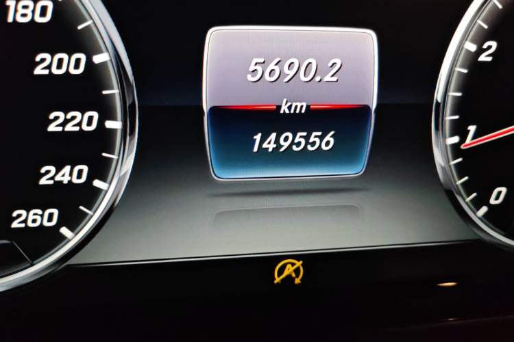 Used Mercedes-Benz S-Class 2014 S 320 L Business Model Odometer Close Up