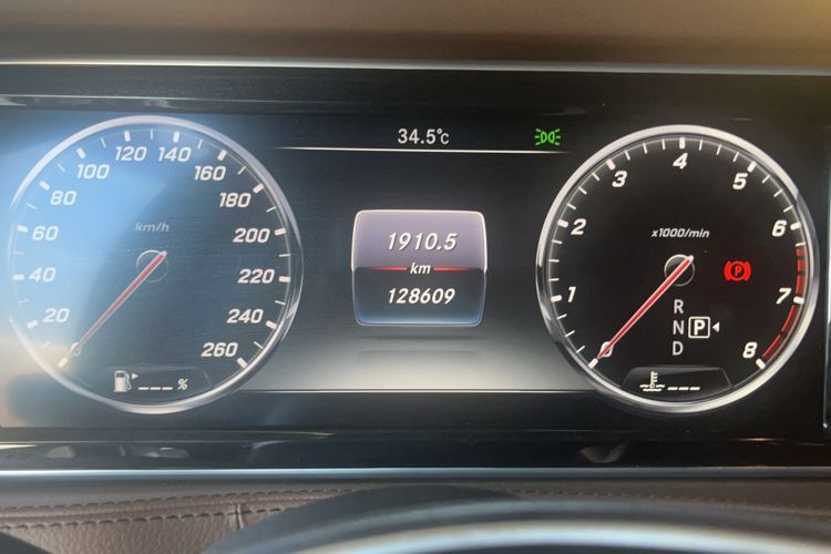 Used Mercedes-Benz S-Class 2014 S 320 L Business Model Odometer Close Up