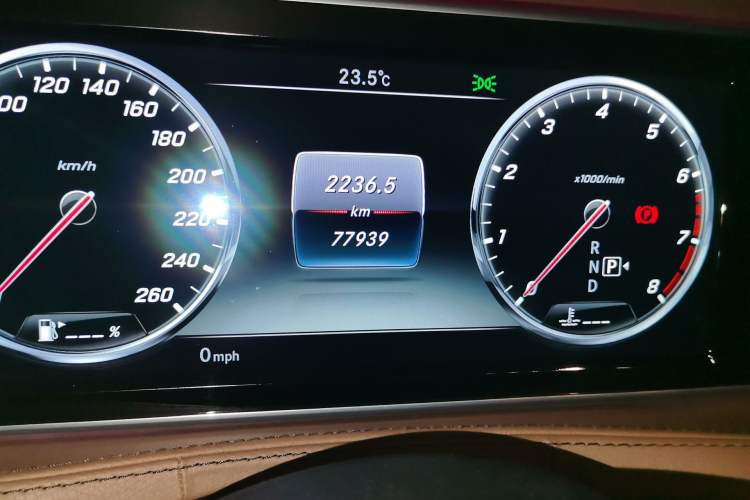 Used Mercedes-Benz S-Class 2014 S 320 L Business Model Odometer Close Up