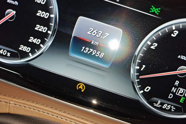 Used Mercedes-Benz S-Class 2014 S 320 L Business Model Odometer Close Up