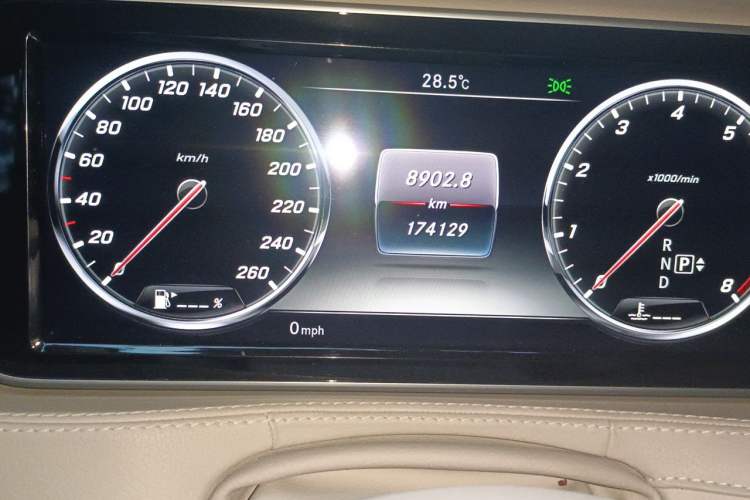Used Mercedes-Benz S-Class 2014 S 320 L Business Model Odometer Close Up