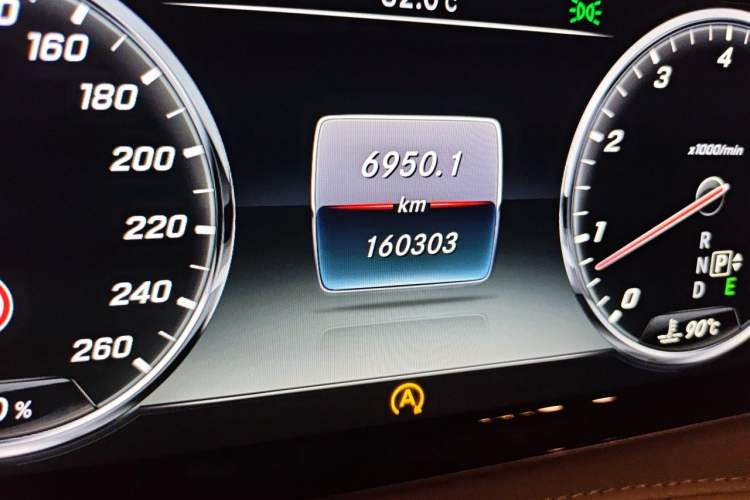 Used Mercedes-Benz S-Class 2014 S 320 L Business Model Odometer Close Up