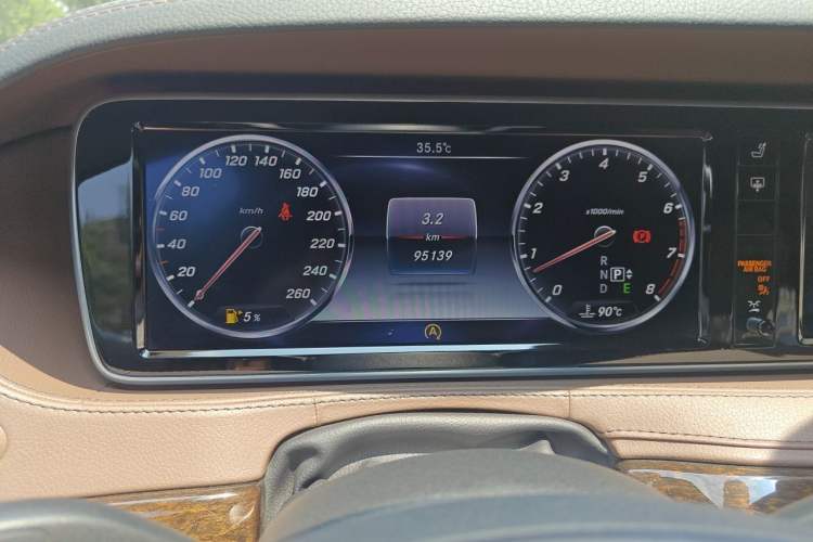 Used Mercedes-Benz S-Class 2014 S 320 L Business Model Odometer Close Up