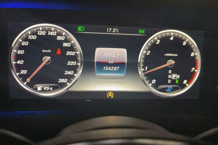 Used Mercedes-Benz S-Class 2014 S 320 L Business Model Odometer Close Up