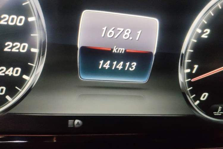 Used Mercedes-Benz S-Class 2014 S 320 L Business Model Odometer Close Up